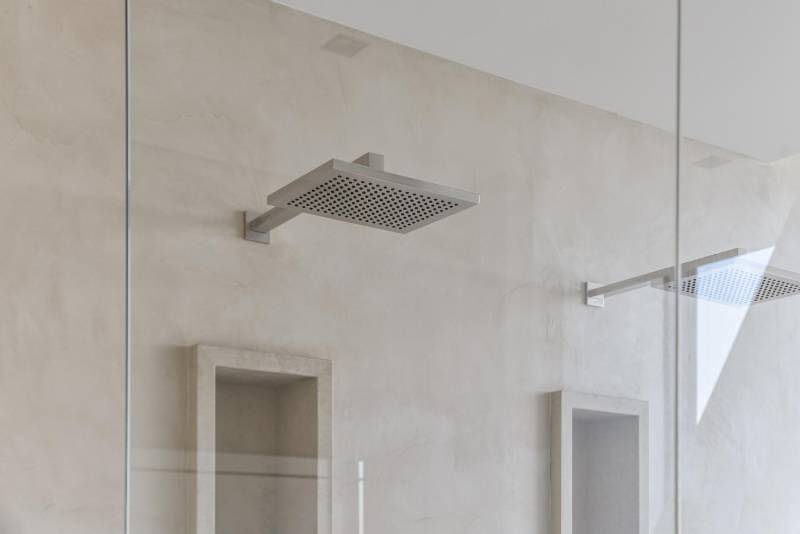 Installer un adoucisseur chez soi à Calais pour éviter les traces de calcaire sur les parois de douche